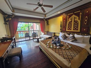 Suite with Pool View and Balcony | Värdeförvaringsskåp på rummet, skrivbord, ljudisolering och extrasängar