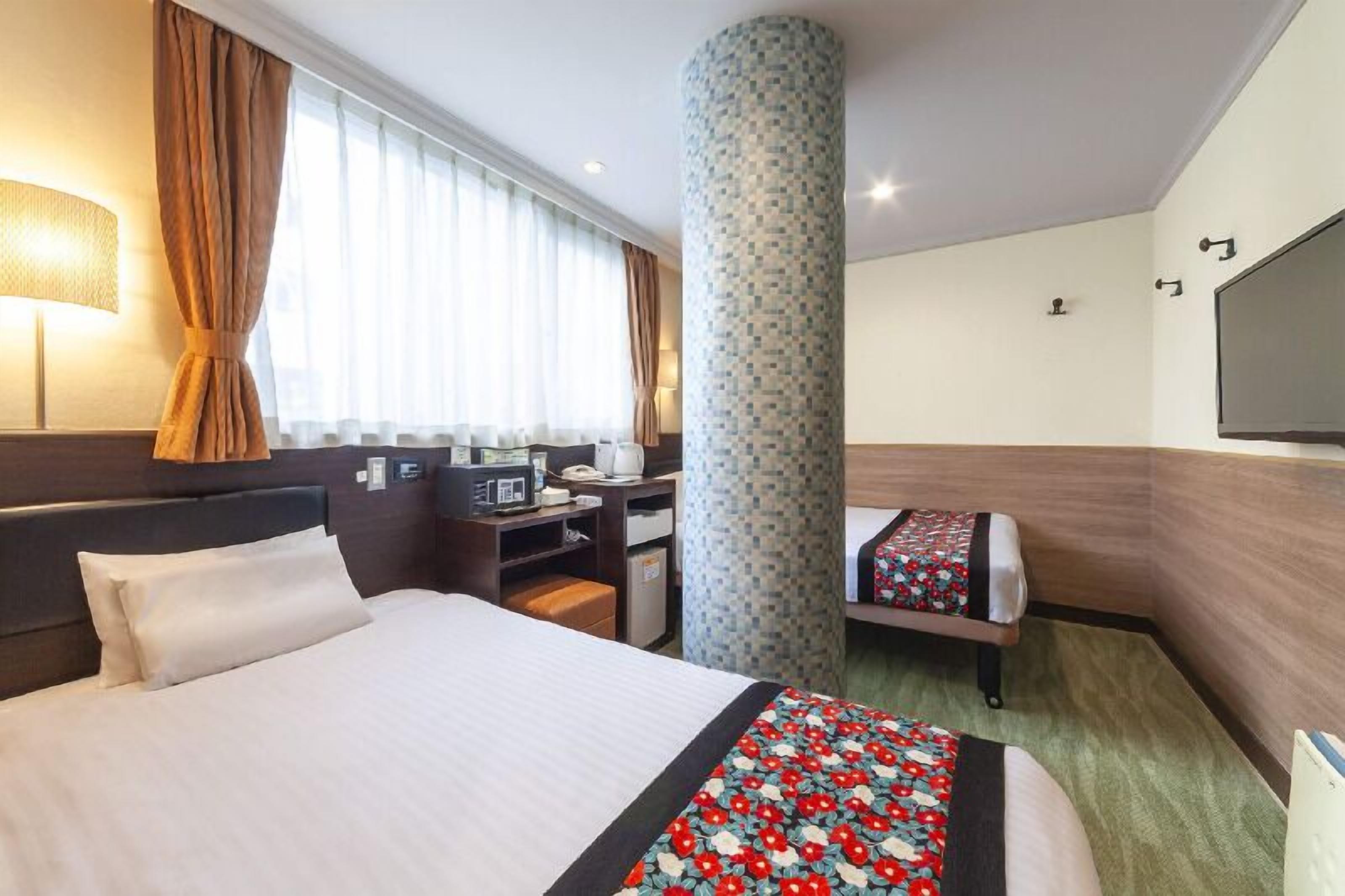 أغطية فراش متميزة وأسرّة بإسفنج يتكيف مع شكل الجسم وخزنة داخل الغرفة