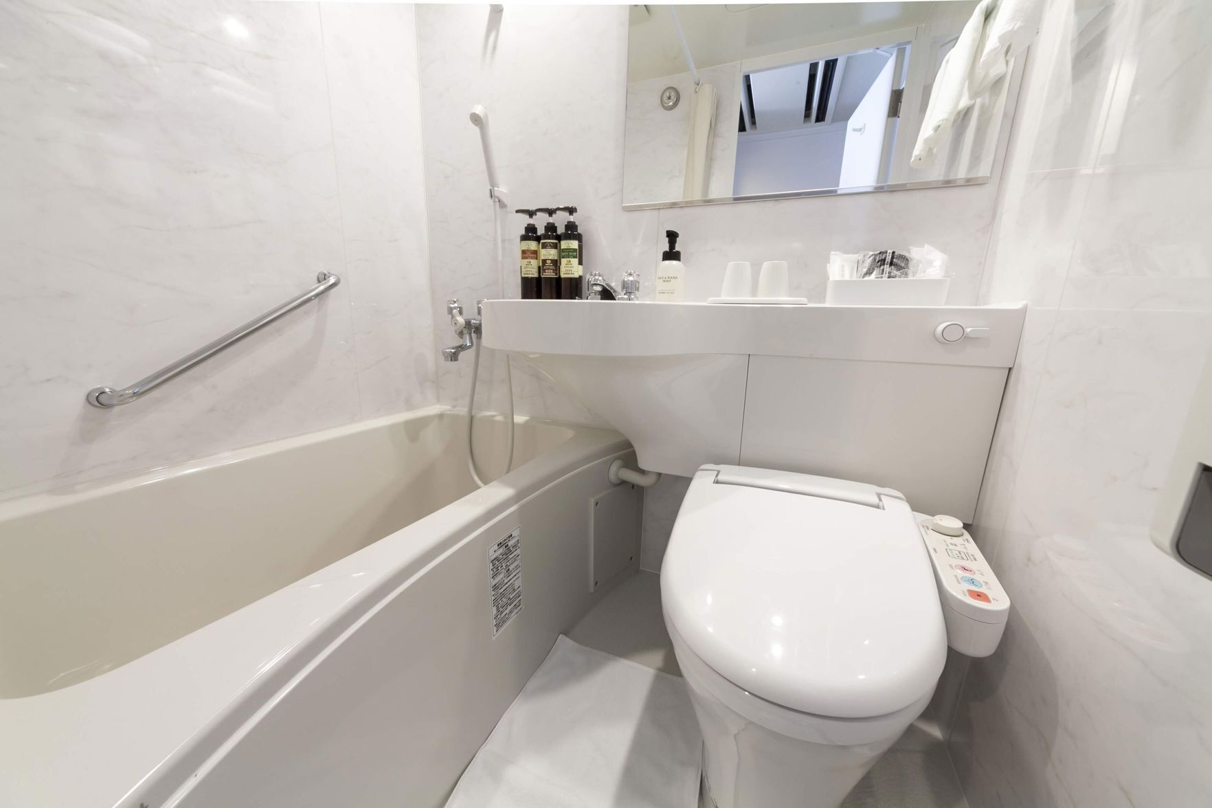 욕실 | 샤워기/욕조 결합, 무료 세면용품, 헤어드라이어, 슬리퍼