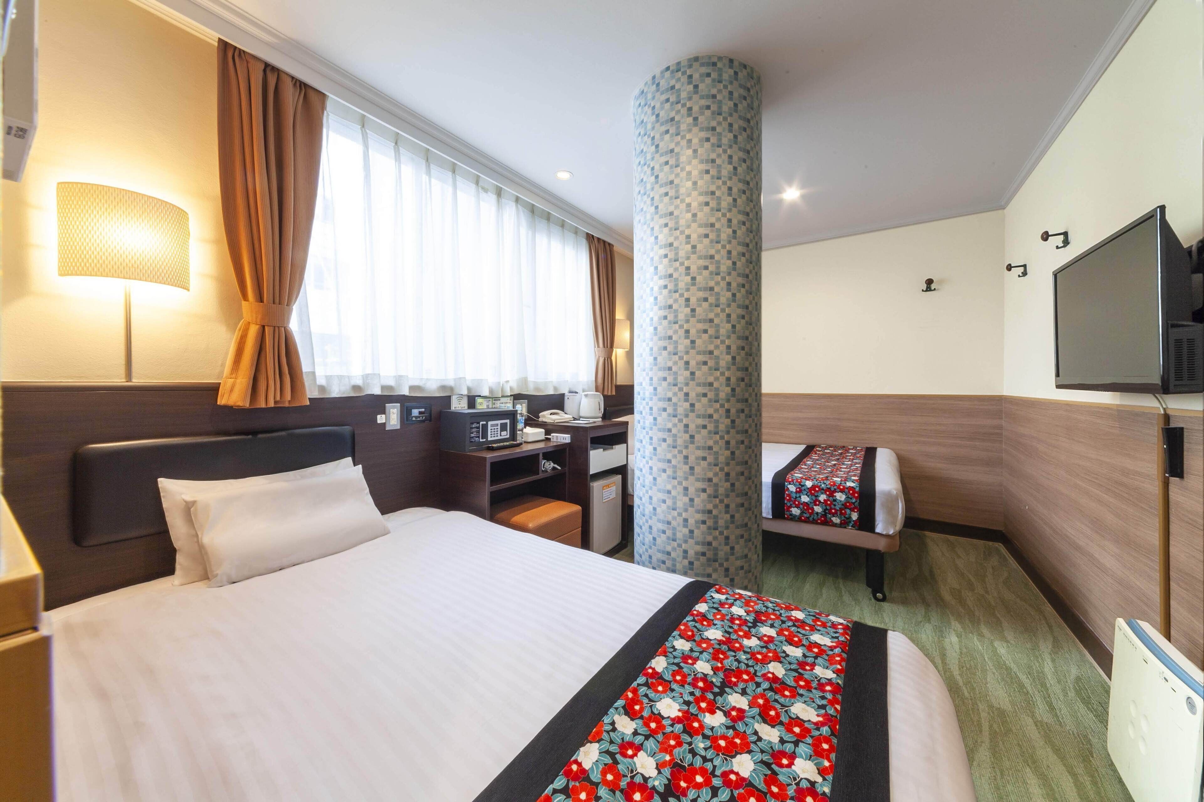 أغطية فراش متميزة وأسرّة بإسفنج يتكيف مع شكل الجسم وخزنة داخل الغرفة