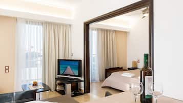 Junior suite | Woonruimte | Een 22-inch flatscreentelevisie met satellietzenders en een televisie