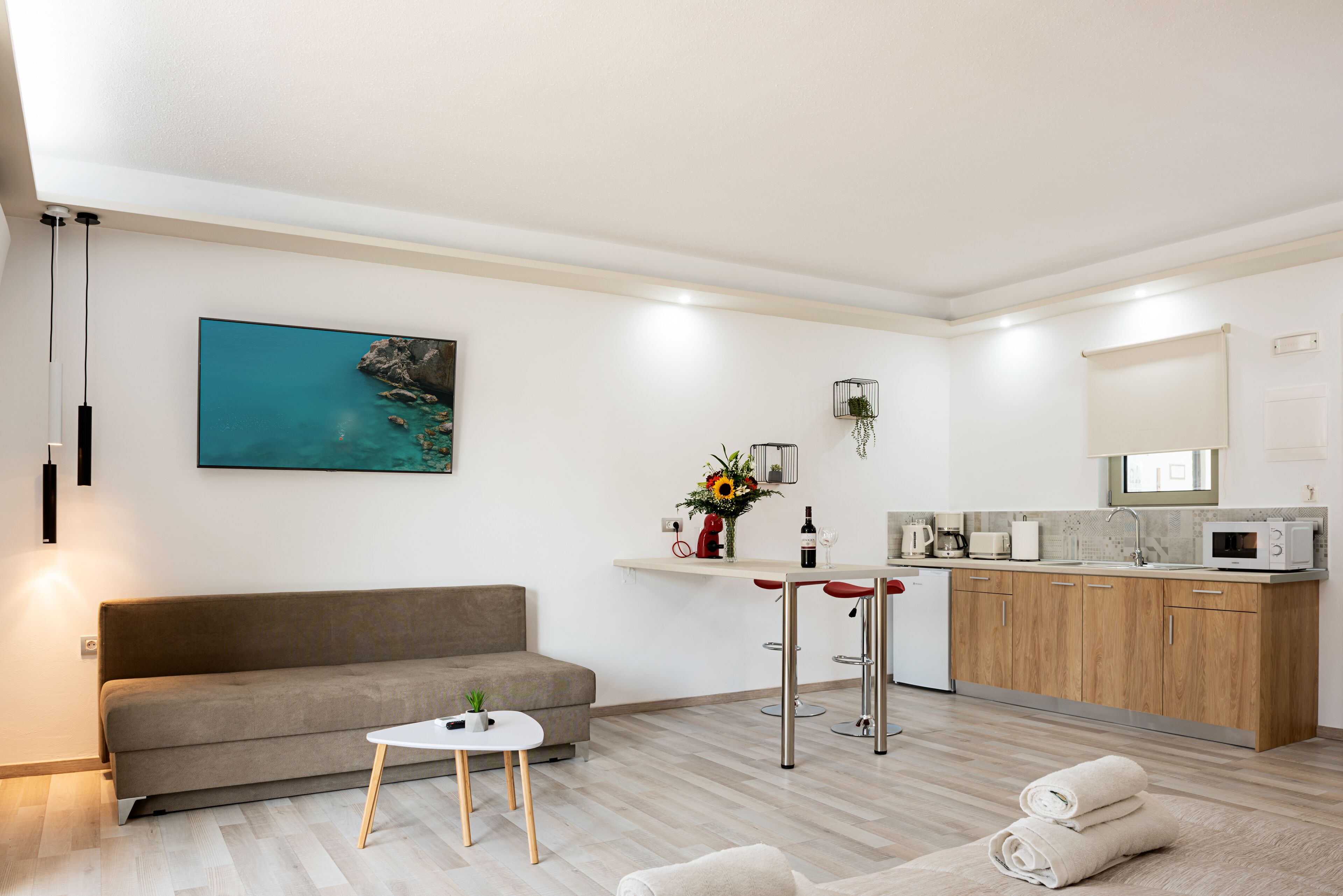 Royal Suite | Living area | 22-inch flat-screen TV with satellite channels, TV