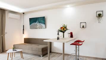 Royal Suite | Living area | 22-inch flat-screen TV with satellite channels, TV