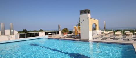 2 outdoor pools, a rooftop pool, open 8:30 AM to 7:00 PM, free cabanas