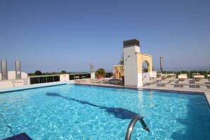 2 outdoor pools, a rooftop pool, free pool cabanas, pool umbrellas