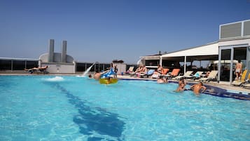2 piscinas al aire libre, una piscina en la azotea