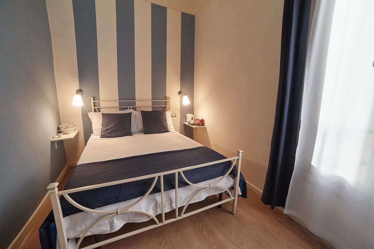 ห้องเบสิกดับเบิล, เตียงใหญ่ 1 เตียง, ปลอดบุหรี่ (Small Room, vista corte interna) | ตู้นิรภัยในห้องพัก, ผ้าม่านกันแสง, ห้องเก็บเสียง, Wi-Fi ฟรี