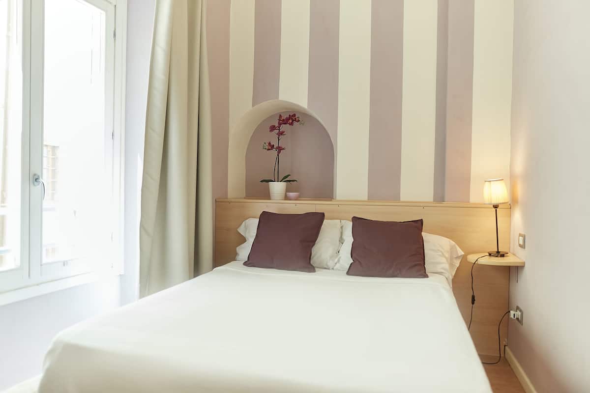ห้องเบสิกดับเบิล, เตียงใหญ่ 1 เตียง, ปลอดบุหรี่ (Small Room with External bathroom) | ตู้นิรภัยในห้องพัก, ผ้าม่านกันแสง, ห้องเก็บเสียง, Wi-Fi ฟรี