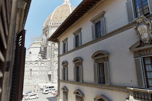 A street view with historic buildings, including a prominent dome structure in the background. - B&B di Piazza del Duomo (Florence)