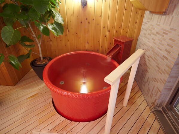 Un sauna, una bañera de hidromasaje