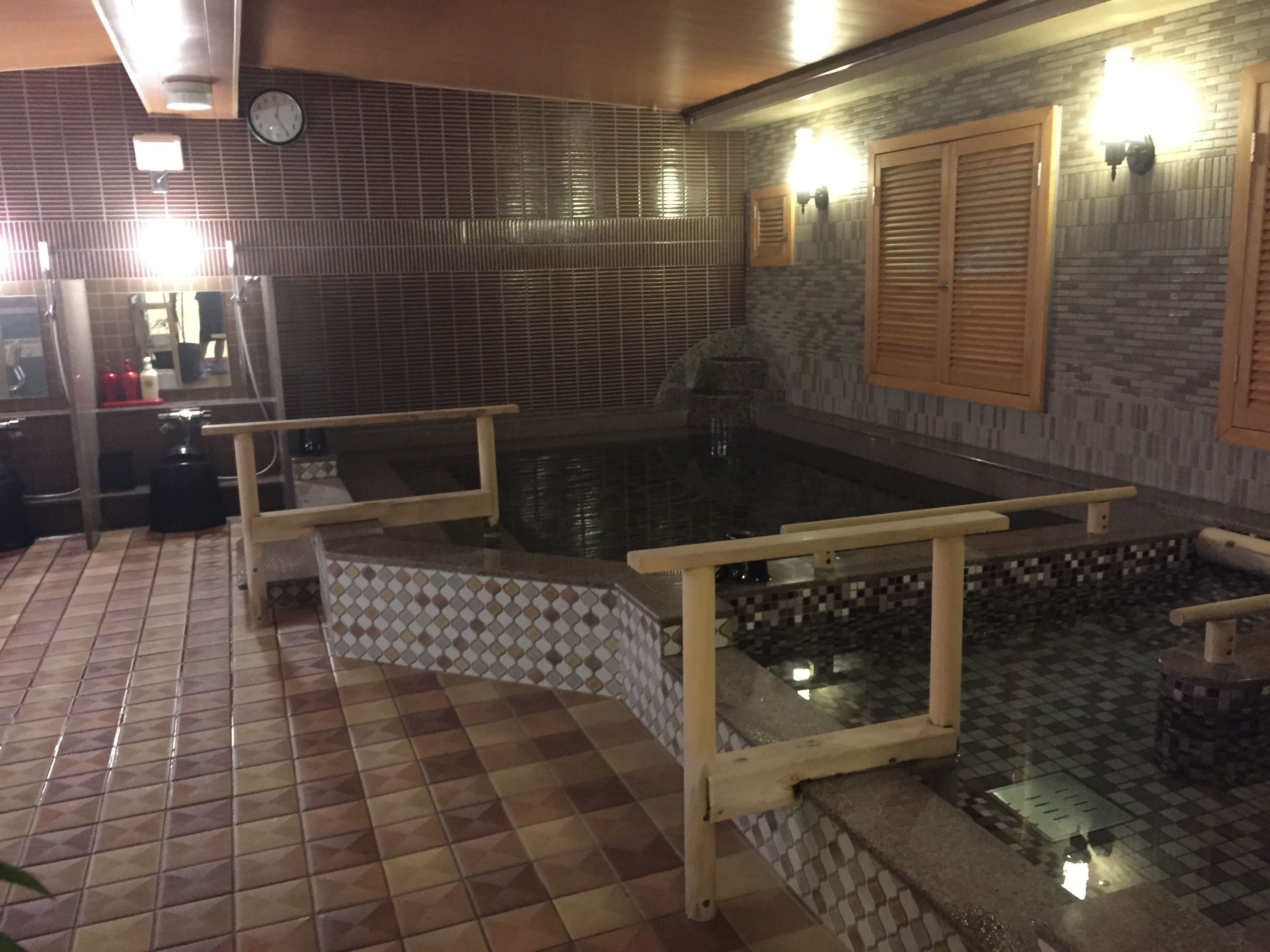 Bañera de hidromasaje cubierta