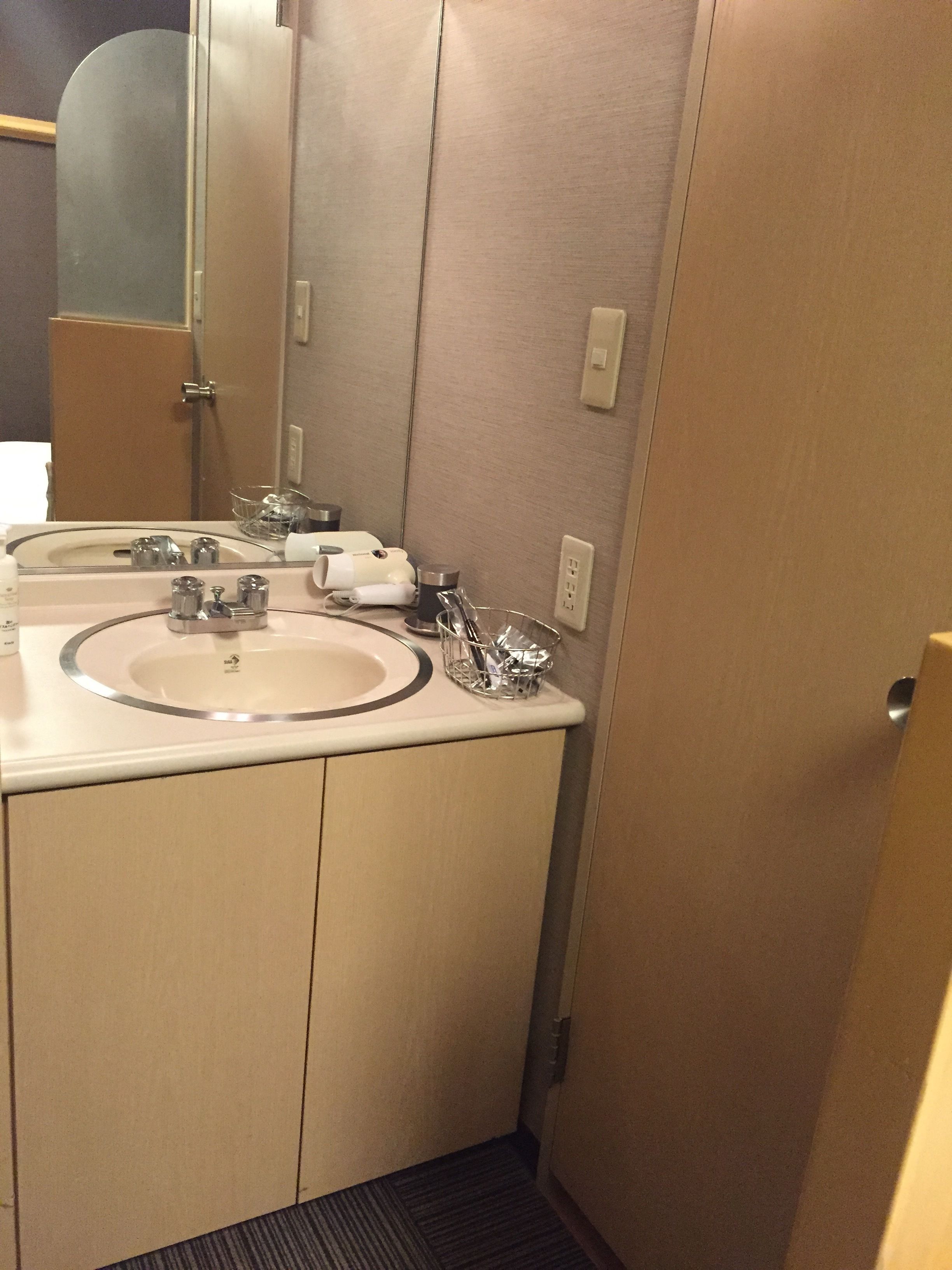 combined shower/bathtub, free toiletries, slippers, electronic bidet