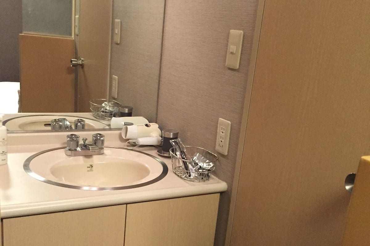 combined shower/bathtub, free toiletries, slippers, electronic bidet