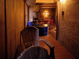 Un sauna, una bañera de hidromasaje