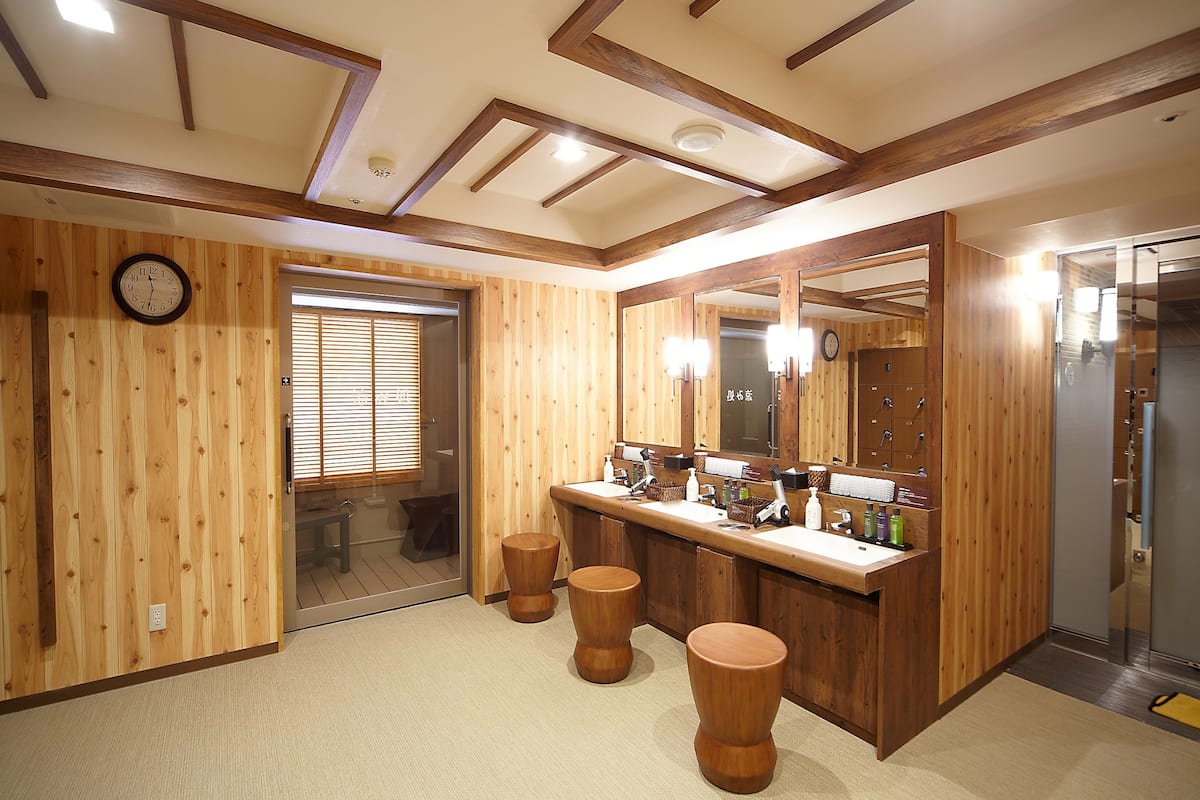 sauna, hot tub, steam room