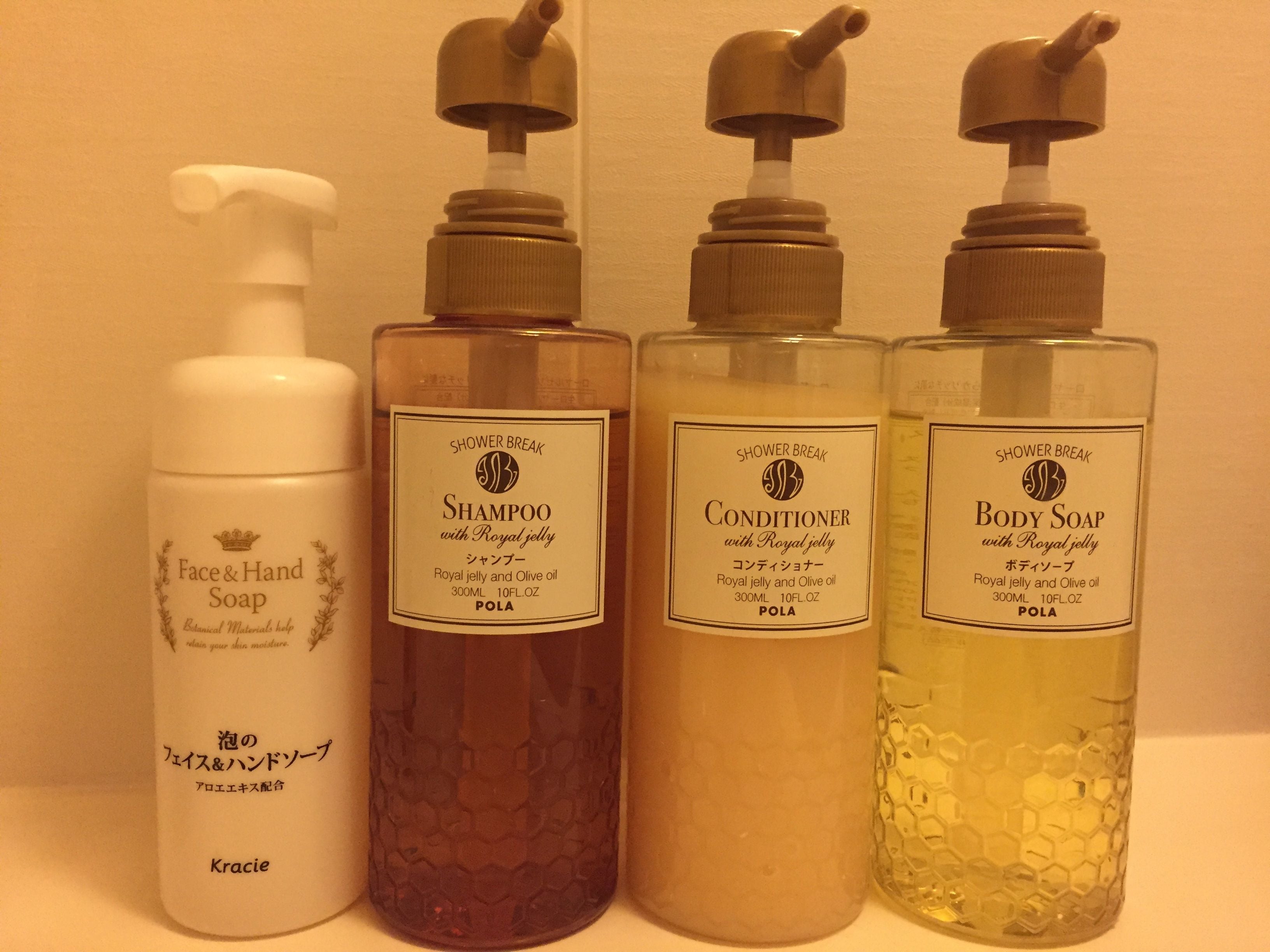 combined shower/bathtub, free toiletries, slippers, electronic bidet