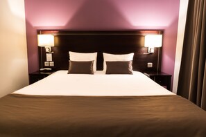 Habitación doble clásica | Edredón, minibar, caja de seguridad en la habitación y escritorio 