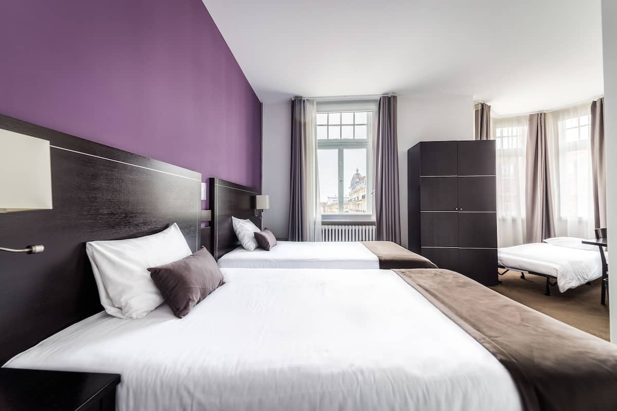 Chambre lits jumeaux avec lit d'appoint 