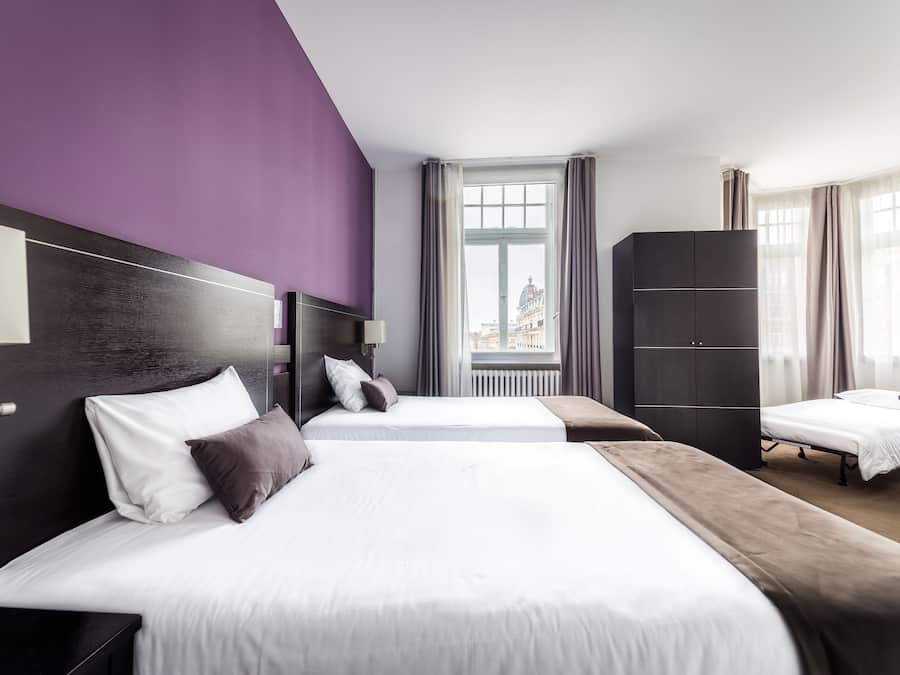 Chambre lits jumeaux avec lit d'appoint | Couette en duvet d'oie, minibar, coffres-forts dans les chambres, bureau