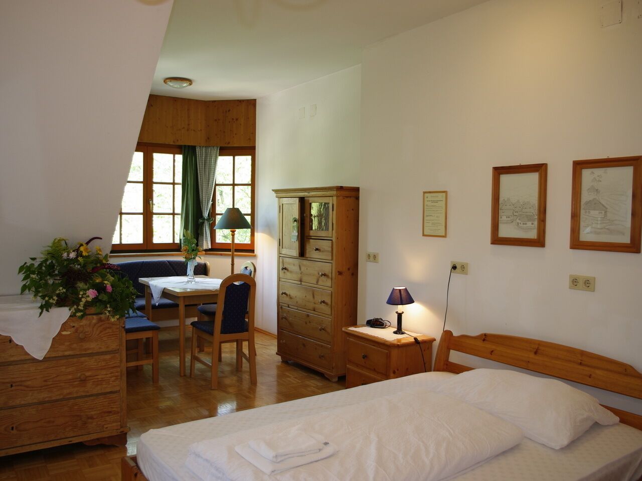 Quarto casal, em edifício anexo | Banheiro | Secador de cabelo, toalhas de banho