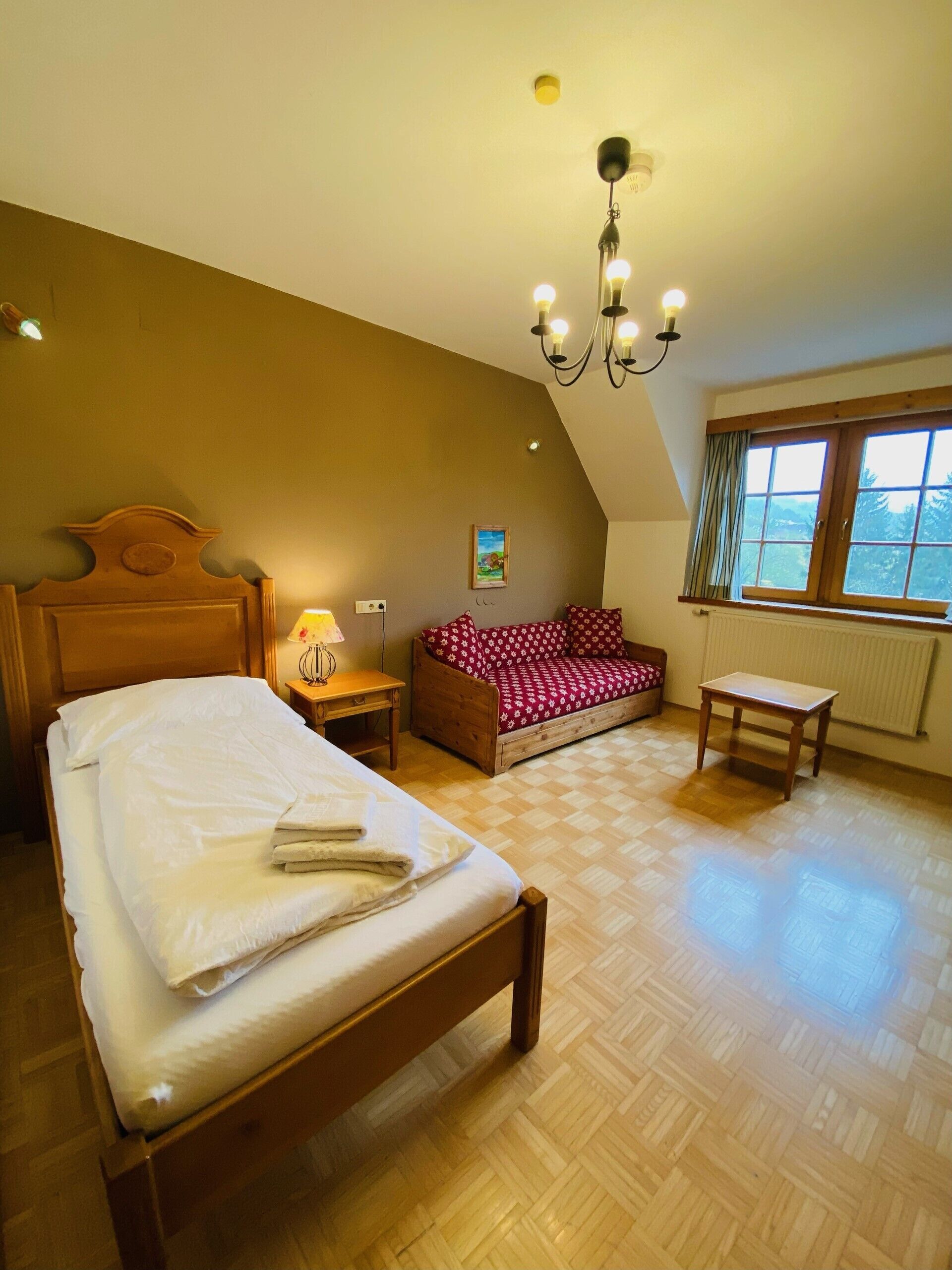 Quarto solteiro | Individualmente decorados, escrivaninha, ferros/tábuas de passar roupa