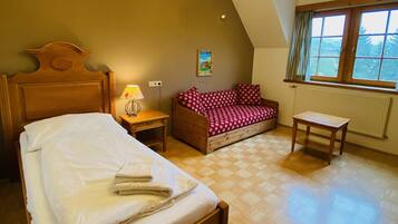 Camera singola | Con stile personalizzato, una scrivania, ferro/asse da stiro