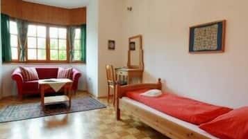 Economy Single Room | Living room | 32-inch flat-screen TV with cable channels, TV