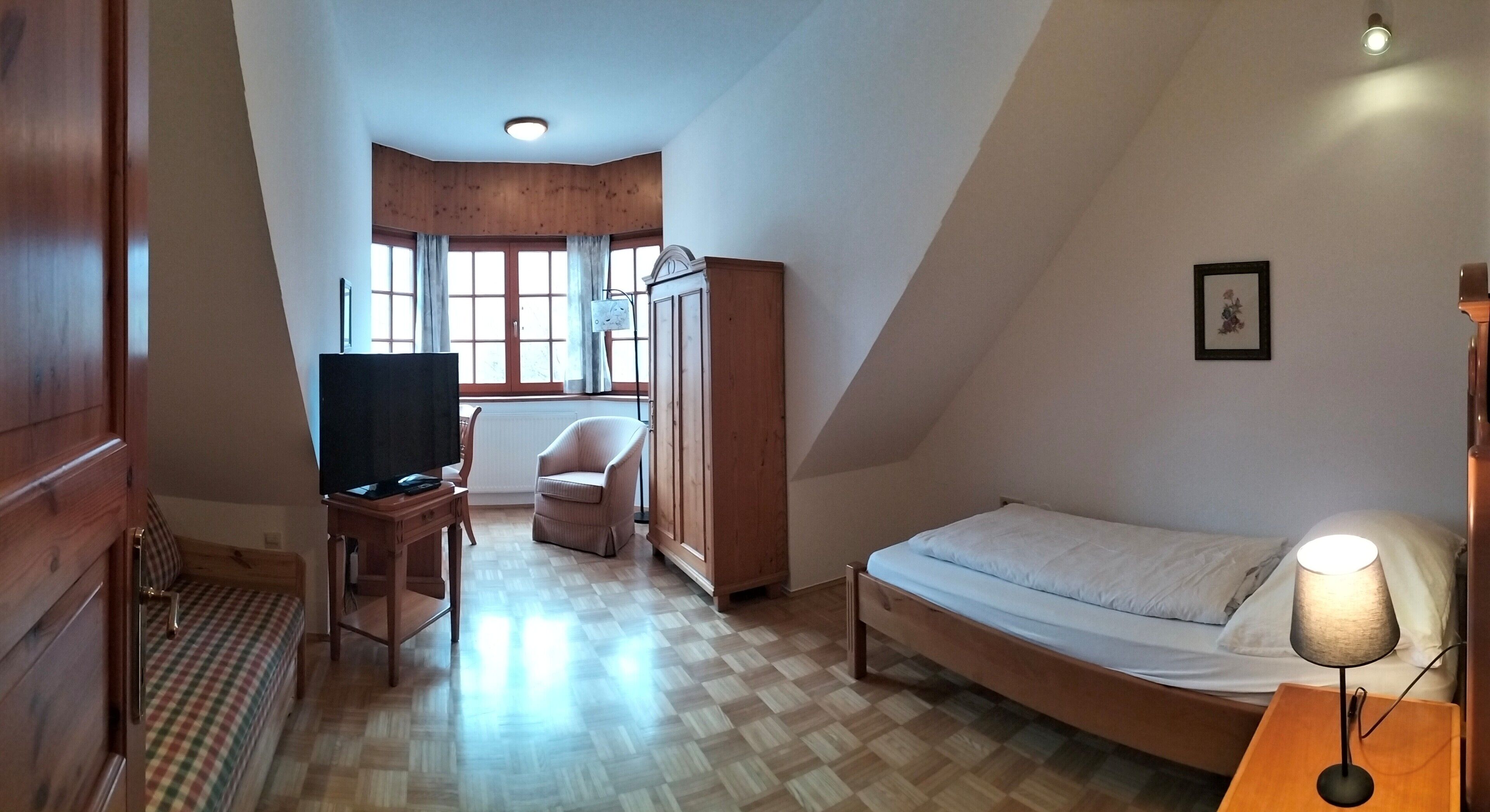 Quarto solteiro, em edifício anexo | Individualmente decorados, escrivaninha, ferros/tábuas de passar roupa