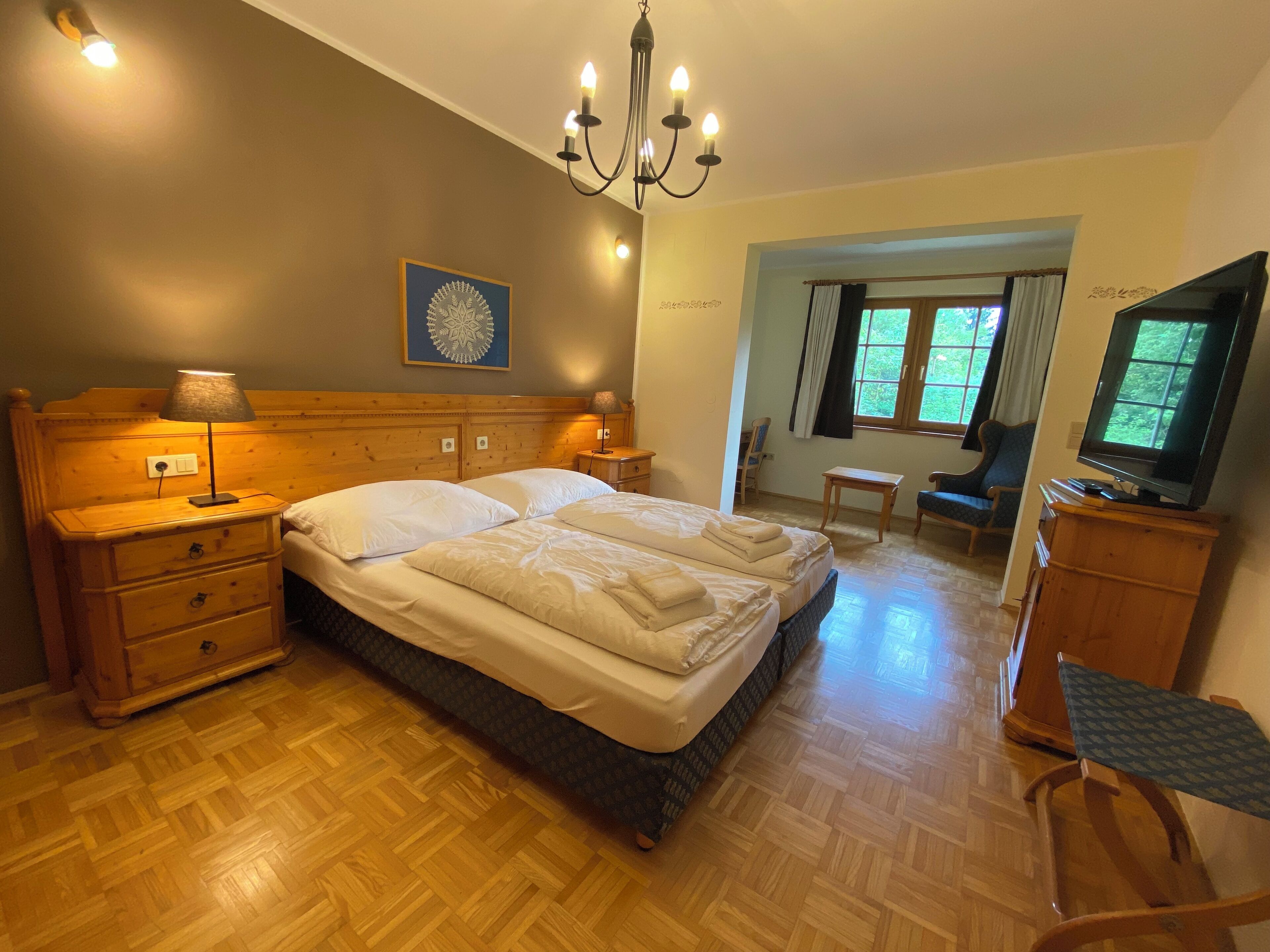 Quarto casal | Individualmente decorados, escrivaninha, ferros/tábuas de passar roupa