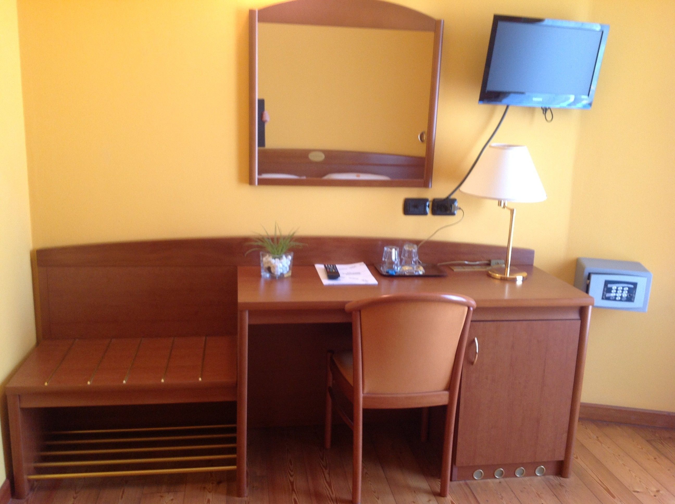 superior double room | 1 bedroom, minibar, in-room safe, desk