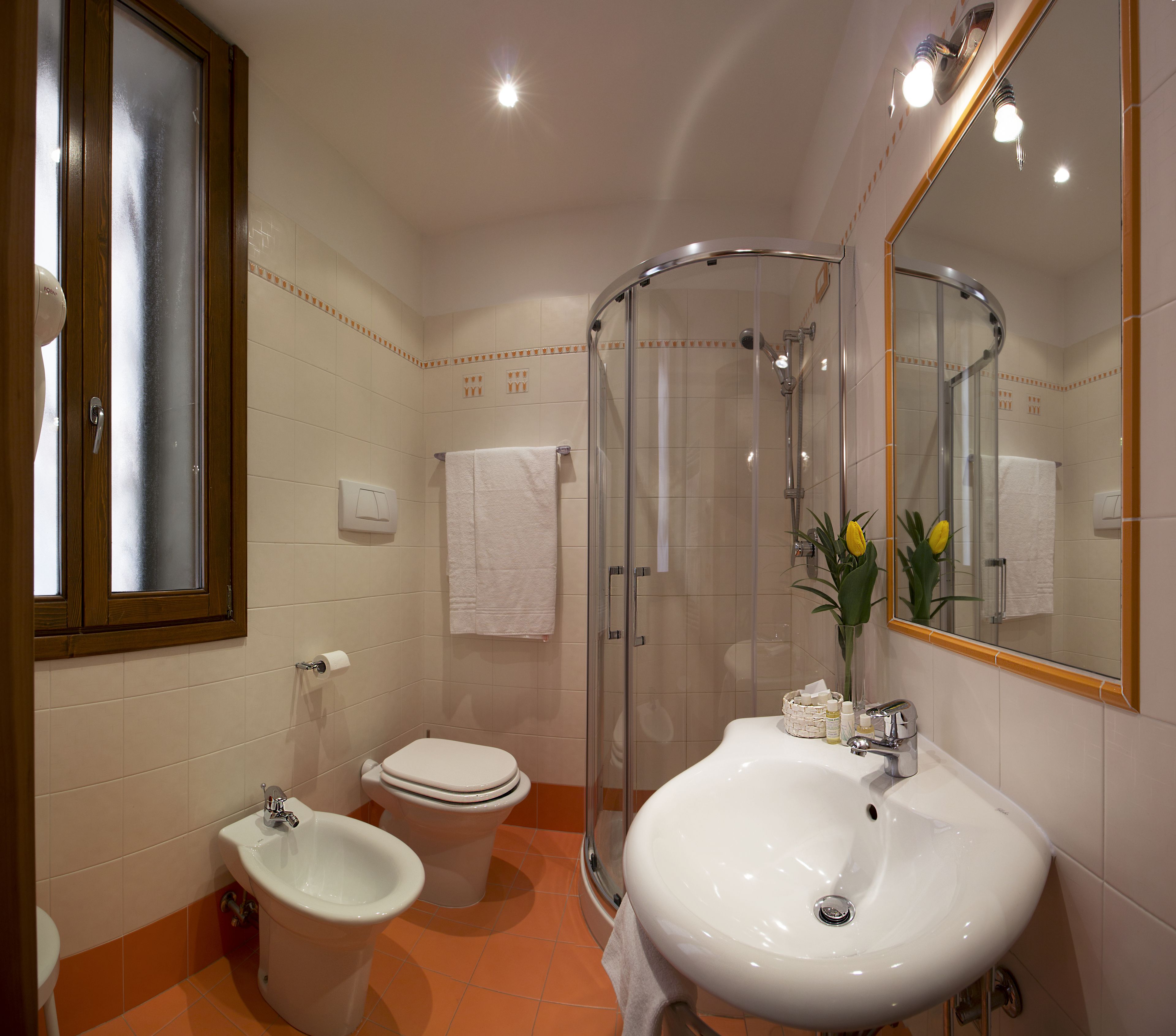 Triple Room | Bathroom | Shower, free toiletries, hair dryer, towels