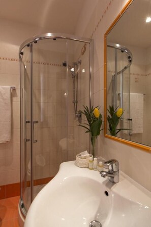 Douche, articles de toilette gratuits, sèche-cheveux