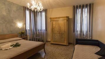 Minibar, caja de seguridad en la habitación y escritorio