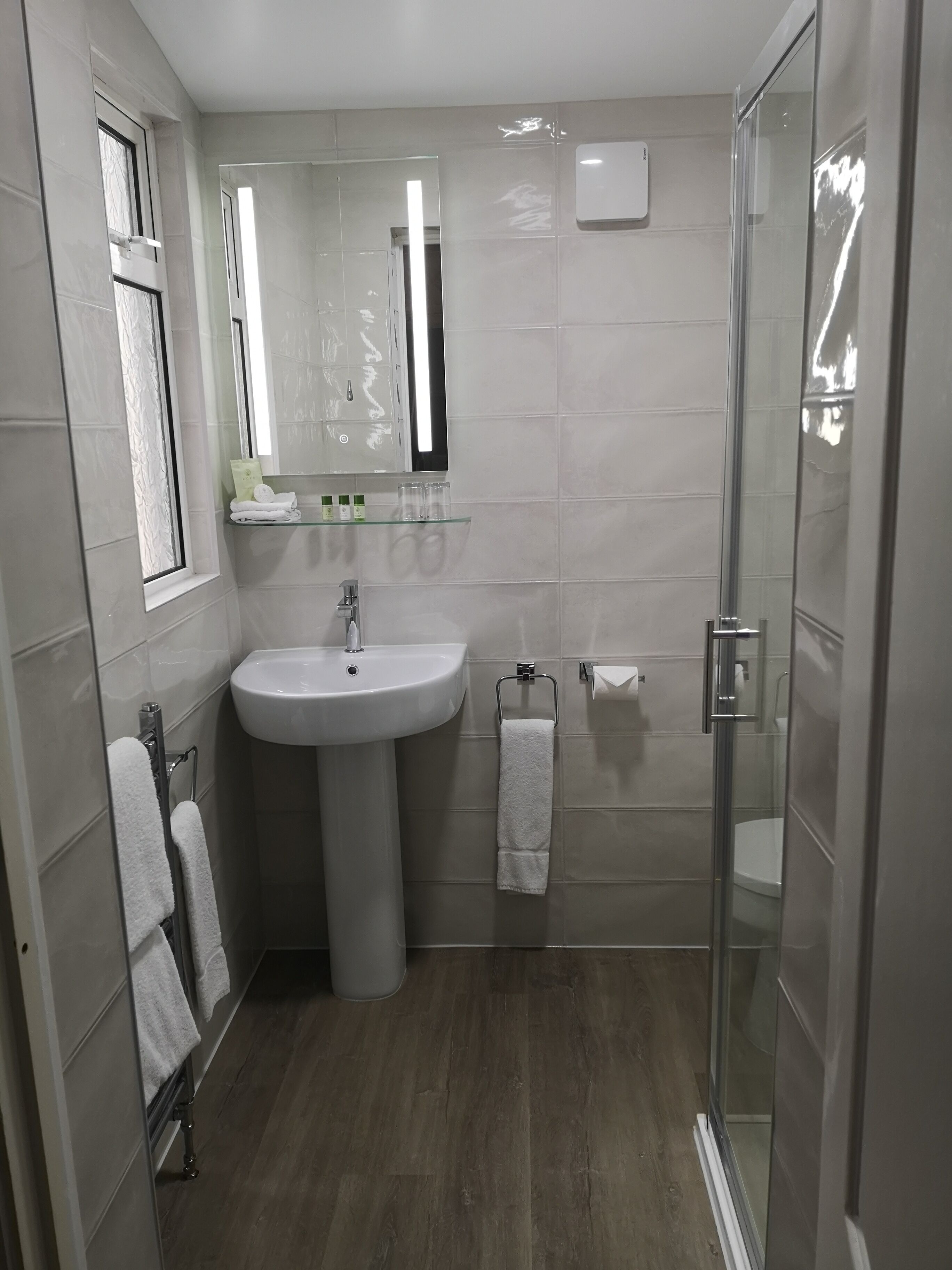 Habitación estándar doble | Baño | Secador de pelo y toallas