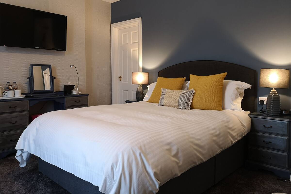 Superior Double Room, 1 King Bed (Large) | Hypo-allergenic bedding available, blackout drapes