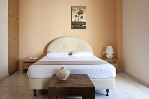 Minibar, in-room safe, soundproofing, iron/ironing board - Boutique Elizabeth Hotel (Athens)