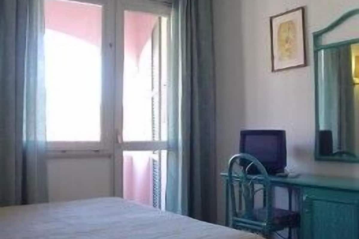Double Room (with Extra-Bed) | Minibar, free cots/infant beds, free WiFi, bed sheets