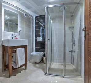Douche, douche à « effet pluie », articles de toilette de luxe