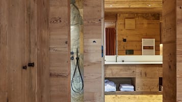 尊爵套房 | 浴室 | 免費盥洗用品、吹風機、浴袍、拖鞋