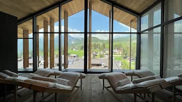Couples treatment room(s), sauna, hot tub, steam room, massages