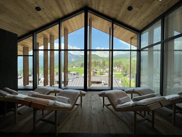 Couples treatment rooms, sauna, hot tub, steam room, massages