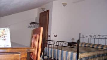 Room with Private Bathroom Lipari | Escritorio, insonorización y tabla de planchar con plancha