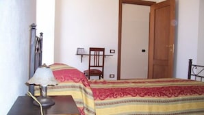 Room with Private Bathroom Lipari | Escritorio, insonorización y tabla de planchar con plancha 