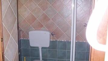 Zimmer mit privatem Badezimmer Lipari | Badezimmer | Dusche, kostenlose Toilettenartikel, Haartrockner, Bidet