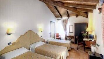 Tripla Classic | Minibar, una scrivania, culle/letti per bambini, letti aggiuntivi