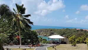 A pathway leading to a gazebo with a view of the ocean. - Amaudo (Saint-François)