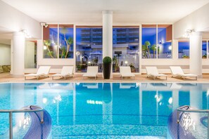 2 piscines extérieures, chaises longues