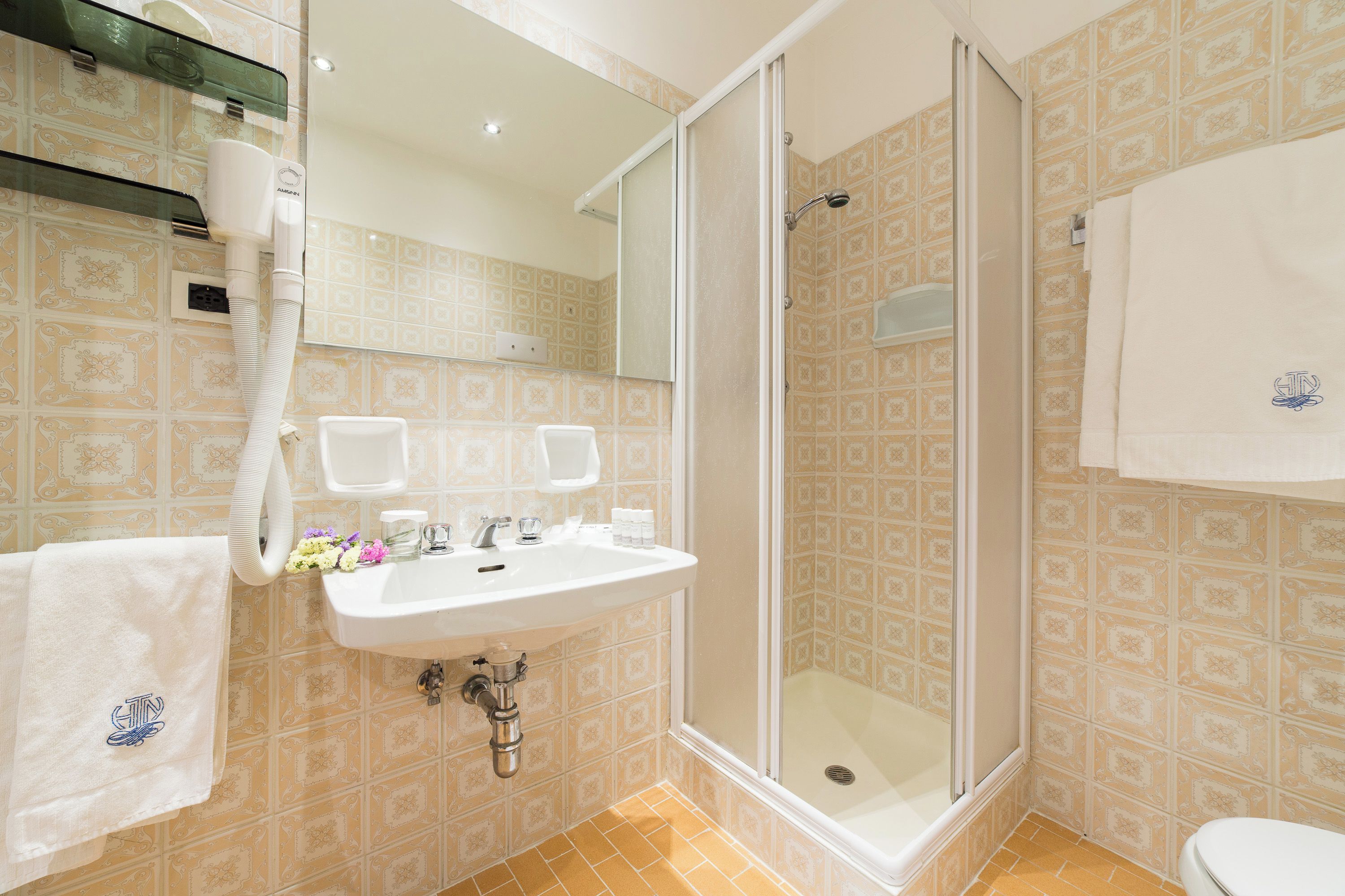Ein Badezimmer mit Dusche, Waschbecken und Toilette.