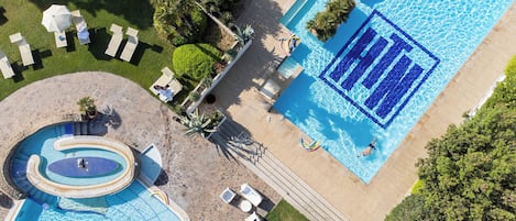 2 piscines extérieures, chaises longues