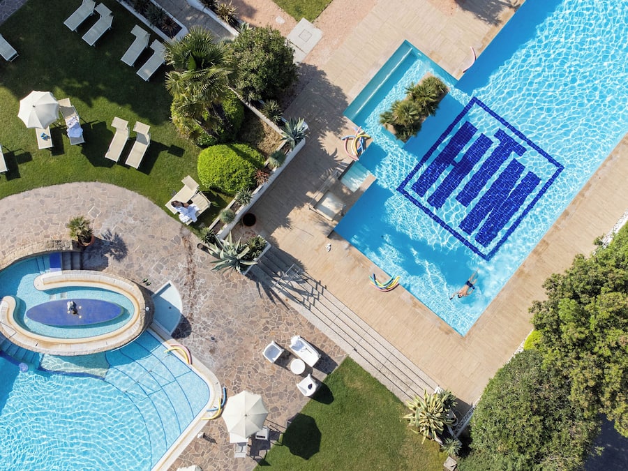 2 utendørsbassenger og solsenger